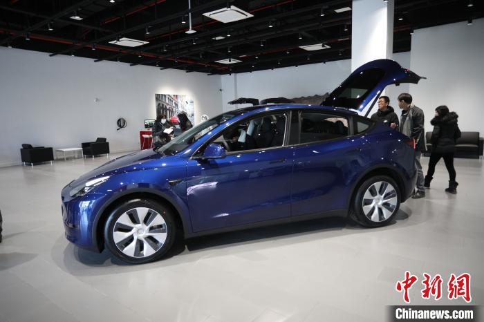 店内顾客静态体验中国产特斯拉Model Y。　张亨伟 摄