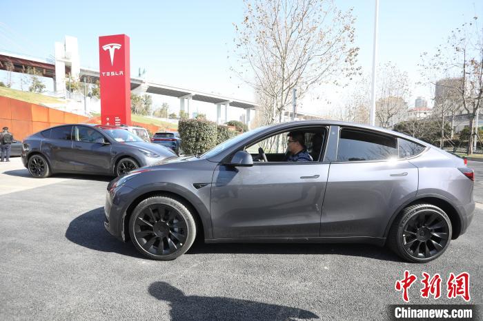 顾客上路体验中国产特斯拉Model Y。　张亨伟 摄